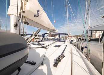 Chartern Sie segelboot in Cala dei Sardi - Oceanis 40.1 (3cab)