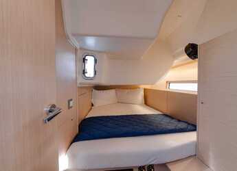 Chartern Sie segelboot in Cala dei Sardi - Oceanis 40.1 (3cab)