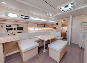 Chartern Sie segelboot in Cala dei Sardi - Oceanis 40.1 (3cab)