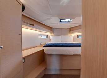 Chartern Sie segelboot in Cala dei Sardi - Oceanis 40.1 (3cab)