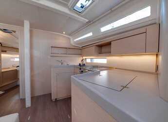 Chartern Sie segelboot in Cala dei Sardi - Oceanis 40.1 (3cab)