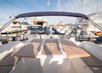 Chartern Sie segelboot in Cala dei Sardi - Oceanis 40.1 (3cab)