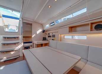 Chartern Sie segelboot in Cala dei Sardi - Oceanis 40.1 (3cab)