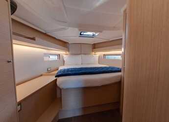 Chartern Sie segelboot in Cala dei Sardi - Oceanis 40.1 (3cab)