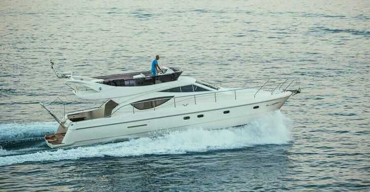 Chartern Sie yacht in Marina Lav - Ferretti Yachts 460i