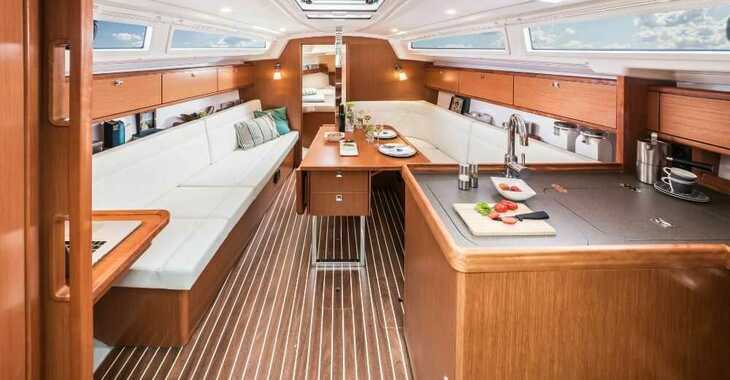 Rent a sailboat in Contra Muelle Mollet - Bavaria Cruiser 34 - 2 cab.