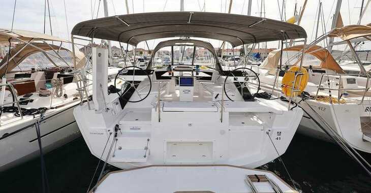 Rent a sailboat in Yacht kikötő - Tribunj - Dufour 41
