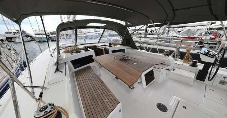 Chartern Sie segelboot in Yacht kikötő - Tribunj - Dufour 470 - 4 cab.