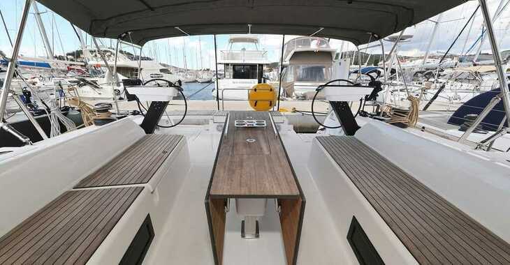 Rent a sailboat in Yacht kikötő - Tribunj - Dufour 470 - 3 cab.