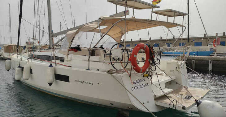 Chartern Sie segelboot in Muelle de la lonja - Sun Odyssey 440