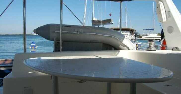 Rent a catamaran in Muelle de la lonja - Voyage 440 (2003)