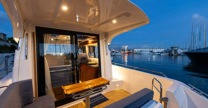 Rent a motorboat in Marina Nava - Nimbus 305 Coupe NEW