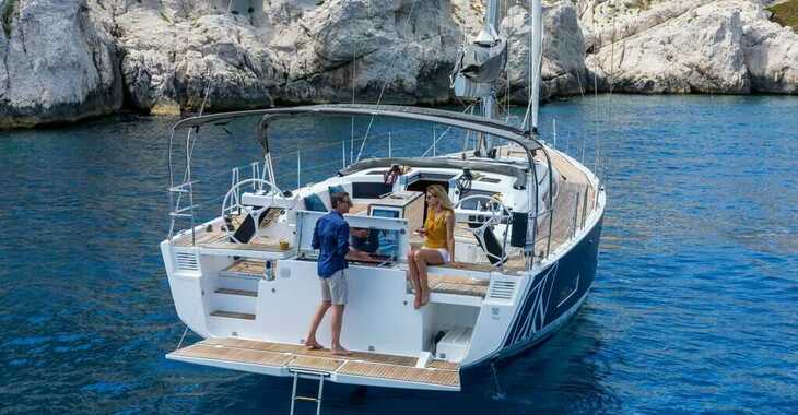 Chartern Sie segelboot in Naviera Balear - Dufour 530 Smart Electric 6 + 1 cab.