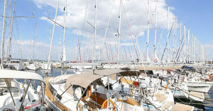 Rent a sailboat in Jezera ACI Marina - Bavaria Cruiser 33