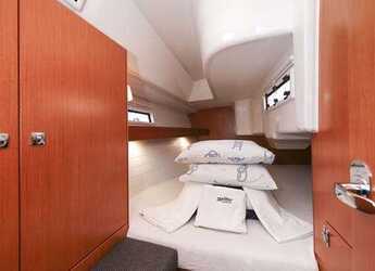 Rent a sailboat in Jezera ACI Marina - Bavaria Cruiser 33