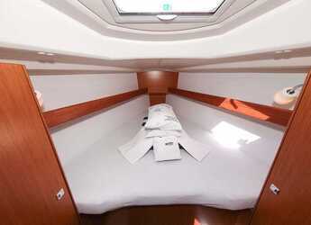 Rent a sailboat in Jezera ACI Marina - Bavaria Cruiser 33