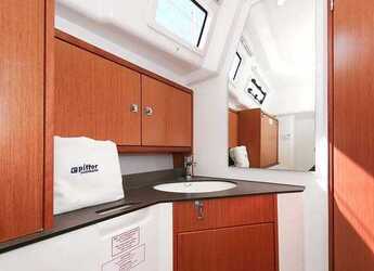 Rent a sailboat in Jezera ACI Marina - Bavaria Cruiser 33