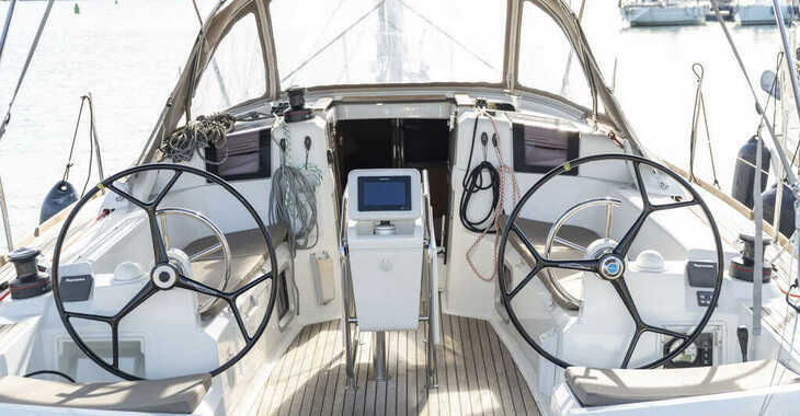 Rent a sailboat in Muelle de la lonja - Sun Odyssey 389