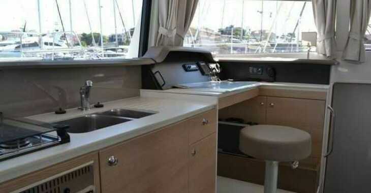 Rent a catamaran in Yacht kikötő - Tribunj - Bali 4.0 - 4 cab.