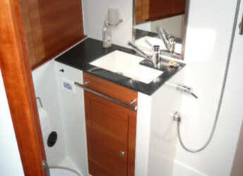 Rent a sailboat in Altefähr Harbor - Hanse 430e