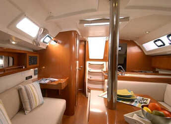 Rent a sailboat in Altefähr Harbor - Oceanis 34