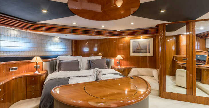 Chartern Sie yacht in Marina Kastela - Sunseeker Manhattan 84