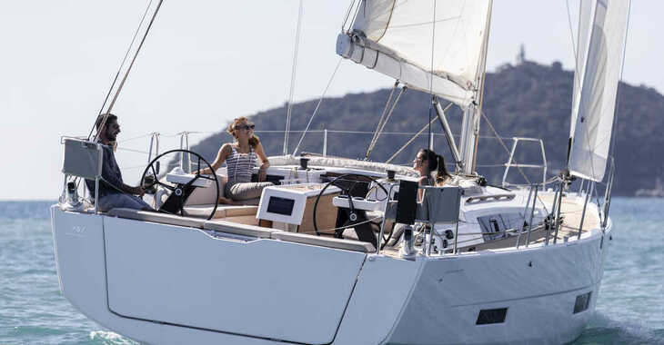 Rent a sailboat in Punta Nuraghe - Dufour 390 Grand Large