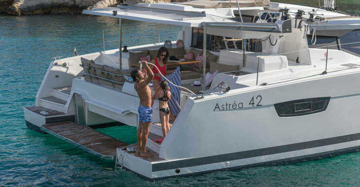 Chartern Sie katamaran in Albatros Marina - Fountaine Pajot Astréa 42