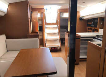 Rent a sailboat in La Maddalena (Cala Gavetta) - Sun Odyssey 440