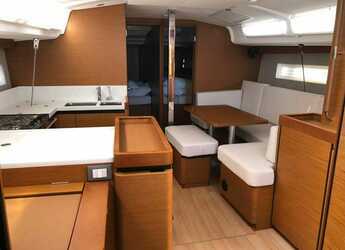 Rent a sailboat in La Maddalena (Cala Gavetta) - Sun Odyssey 440