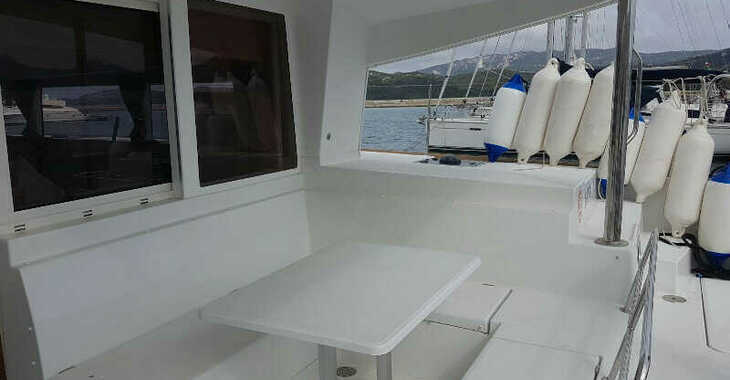 Rent a catamaran in Punta Nuraghe - Lagoon 400 S2