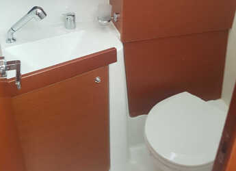 Rent a sailboat in Marina di Scarlino - Oceanis 38.1