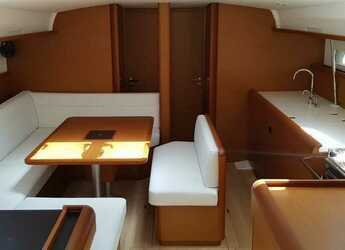 Alquilar velero en Punta Nuraghe - Sun Odyssey 519