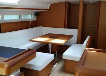 Alquilar velero en Punta Nuraghe - Sun Odyssey 519