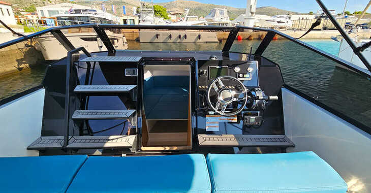 Chartern Sie motorboot in Marina Baotić - De Antonio D28 Cruiser