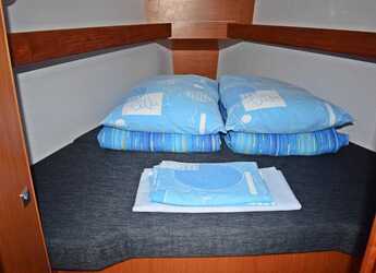 Rent a sailboat in Marina Kastela - Bavaria Cruiser 33