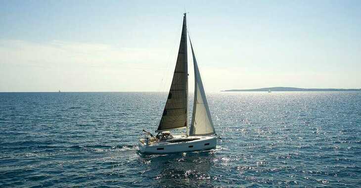 Rent a sailboat in Marine Pirovac - Bavaria C38