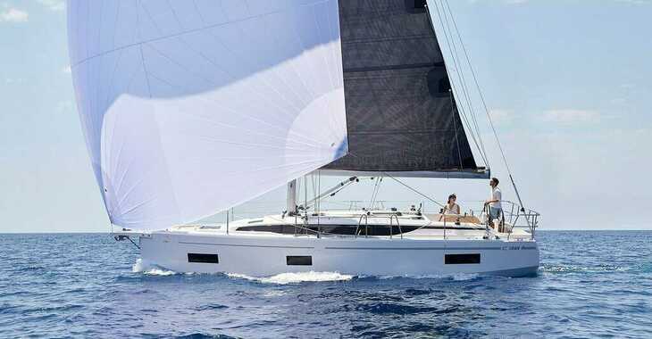 Rent a sailboat in Marine Pirovac - Bavaria C38