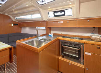 Chartern Sie segelboot in Trogir (ACI marina) - Bavaria Cruiser 37 - 3 cab.