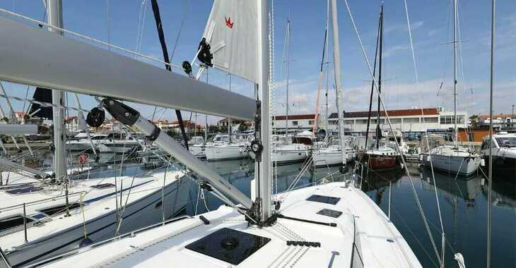 Rent a sailboat in Marine Pirovac - Bavaria C38