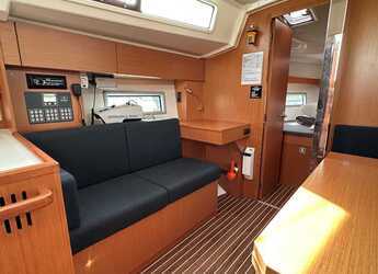 Rent a sailboat in Alimos Marina - Bavaria C38