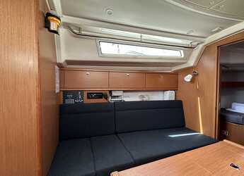 Rent a sailboat in Alimos Marina - Bavaria Cruiser 34