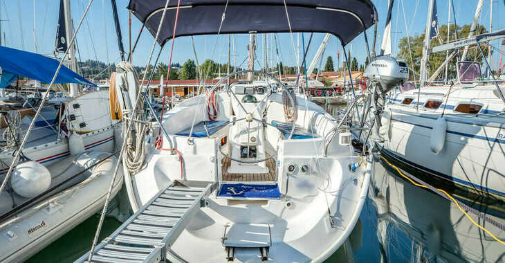 Rent a sailboat in Marina Paleros - Bavaria 32