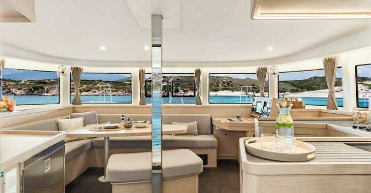 Rent a catamaran in Yes marina - Lagoon 42