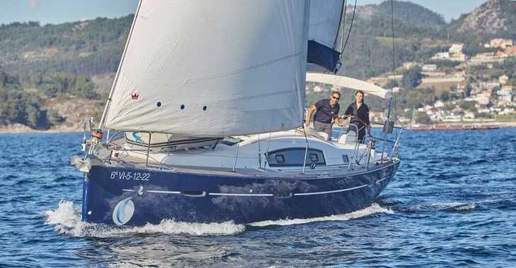 Rent a sailboat in Vigo  - Beneteau 405
