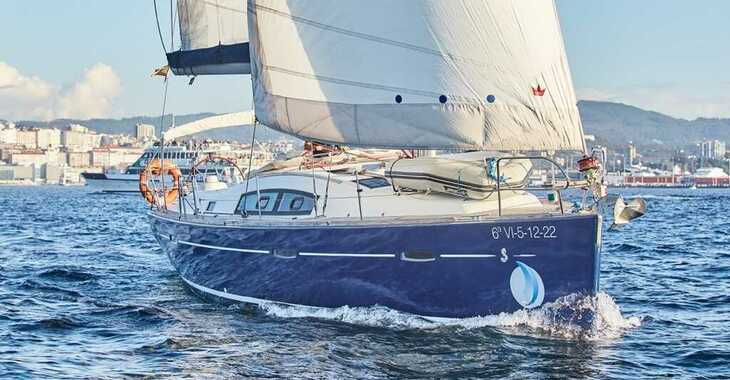 Rent a sailboat in Vigo  - Beneteau 405
