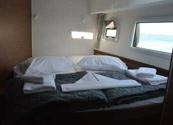 Rent a catamaran in Lavrion Marina - Lagoon 42