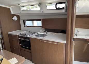 Rent a sailboat in Veruda - Oceanis 38.1
