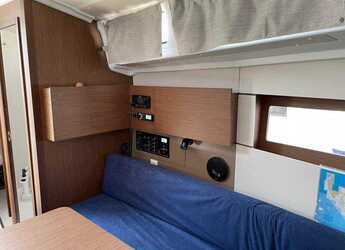 Rent a sailboat in Veruda - Oceanis 38.1