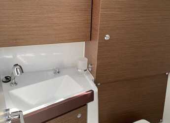 Rent a sailboat in Veruda - Oceanis 38.1
